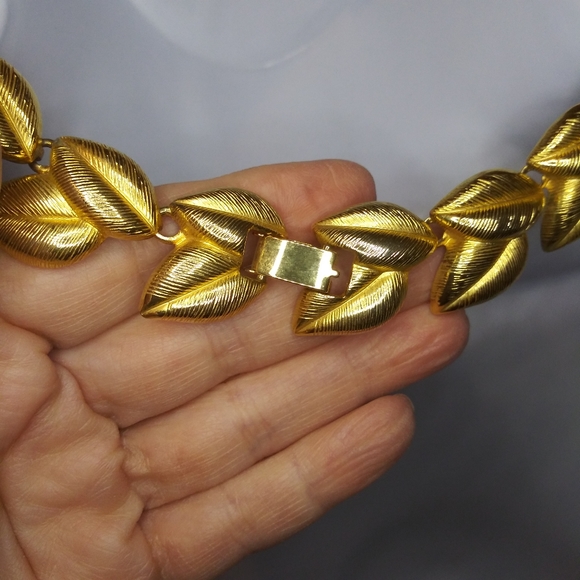 Vintage Gold Etched Double Leaf Necklace - Picture 4 of 7